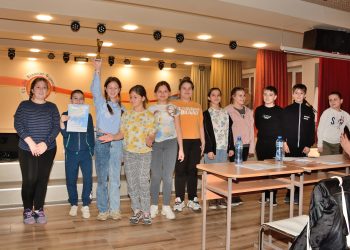 Млади хора с позиции