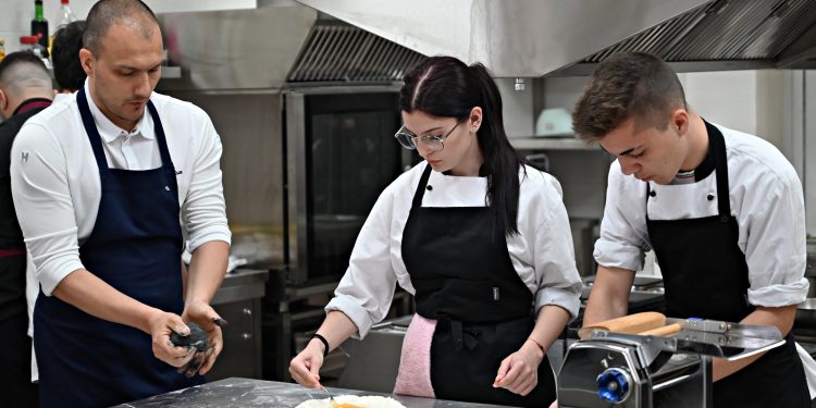 Шеф готвач в учебната кухня