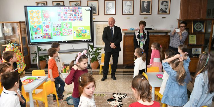 Дeца пресъздават Великден в МОН