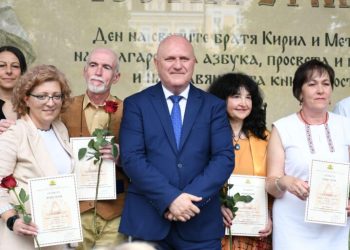 268 учители и директори получиха почетното отличие „Неофит Рилски“ на МОН