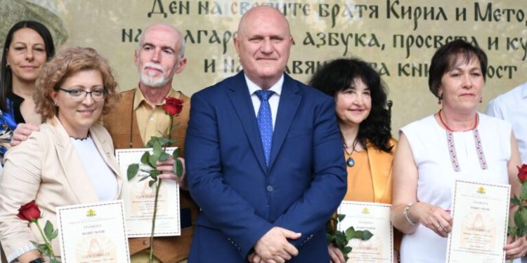 268 учители и директори получиха почетното отличие „Неофит Рилски“ на МОН