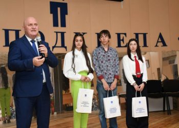 Министър Цоков награди учениците с най-добри есета в конкурса „На учителя с любов“