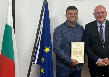 Деца в Уганда учат български песни и танци