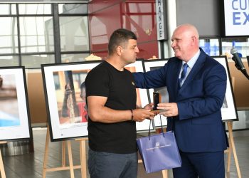 Проф. Цоков отличи български учител, обучаващ деца в Уганда