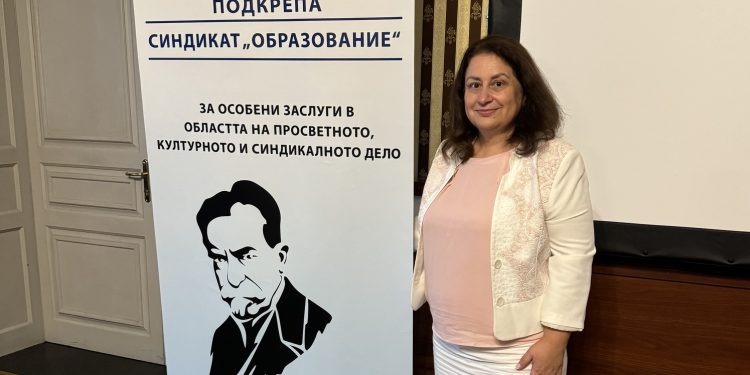 Янка Минева от СУ „Васил Левски“ – Карлово: Опитвам се да не бъда учител в рамка