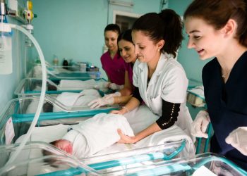 Безплатно висше и общежития за акушерки и медицински сестри