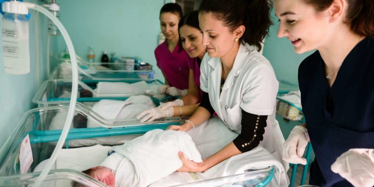 Безплатно висше и общежития за акушерки и медицински сестри