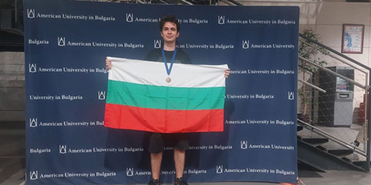 Студент от Софийския университет с отлично представяне на международно математическо състезание