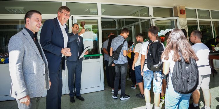 Първият звънец удари в спортните училища