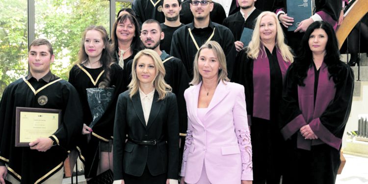 Председателят на 50. НС Рая Назарян и ректорът на Висшето училище по телекомуникации и пощи проф. Миглена Темелкова дадоха началото на академичната учебна година / Снимка ВУТП