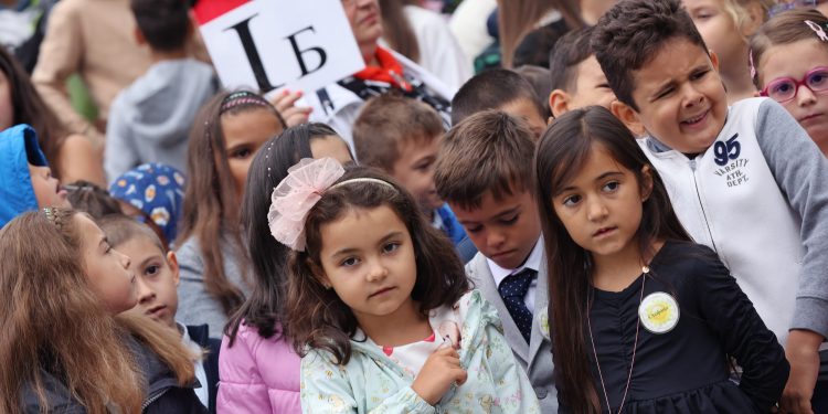 Заместник-министър Емилия Лазарова беше гост на тържеството на най-голямото училище в България