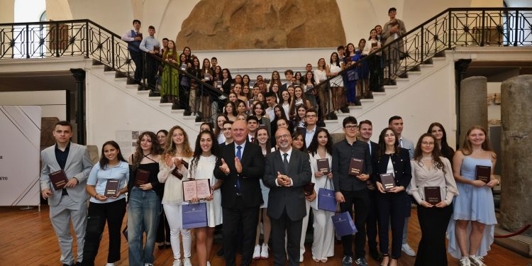 Рекордните 120 пълни отличници получиха национални дипломи