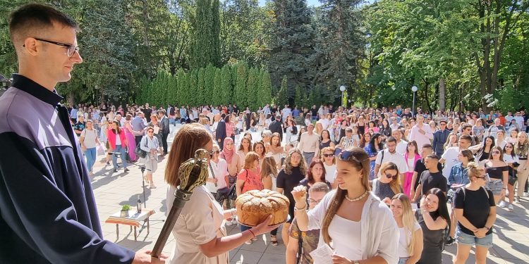 Около 1100 нови студенти в Шуменския