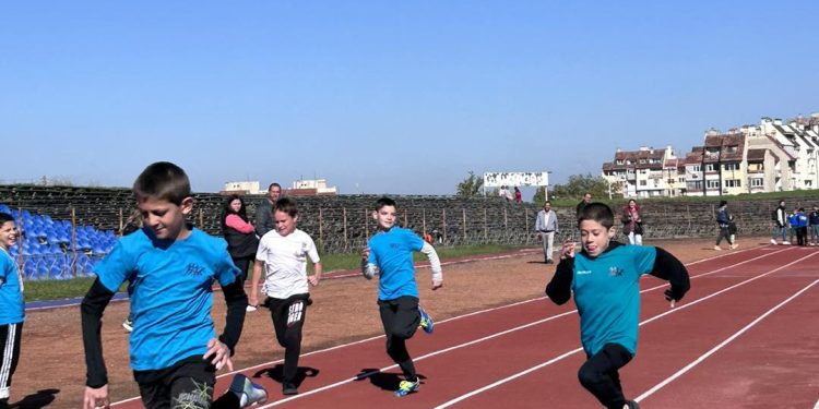 Над 100 деца от Силистра на възраст от I до IV клас взимат участие в лекоатлетически турнир под мотото „Спорт срещу насилие“
