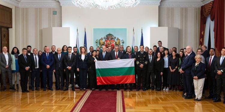 Президентът Румен Радев връчи националния флаг на 33-тата българска полярна експедиция