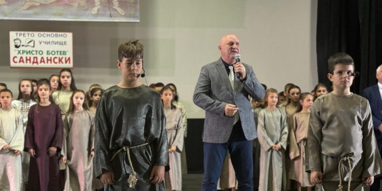 3. ОУ „Христо Ботев“ в Сандански с плакет от МОН