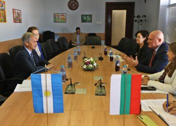 Обсъжда се възможността учители от Аржентина да преподават испански в български училища