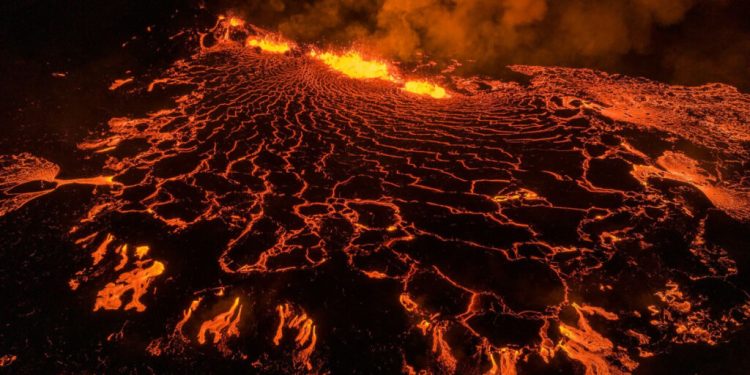 Открита е екзопланета с вулканична повърхност