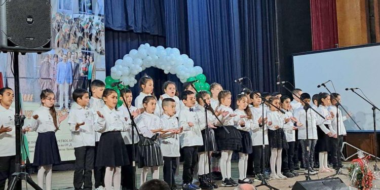 Учениците поздравиха гостите с песни