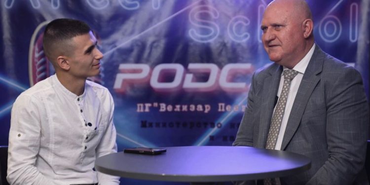 Служебният министър на образованието и науката проф. Галин Цоков бе първият гост в предпразнично издание на подкаста „След училище", създаден от ученици от Професионалната гимназия „Велизар Пеев“ в Своге. Той отговаря на въпросите на единадесетокласника Георги Божков и пожела успех на училищната инициатива