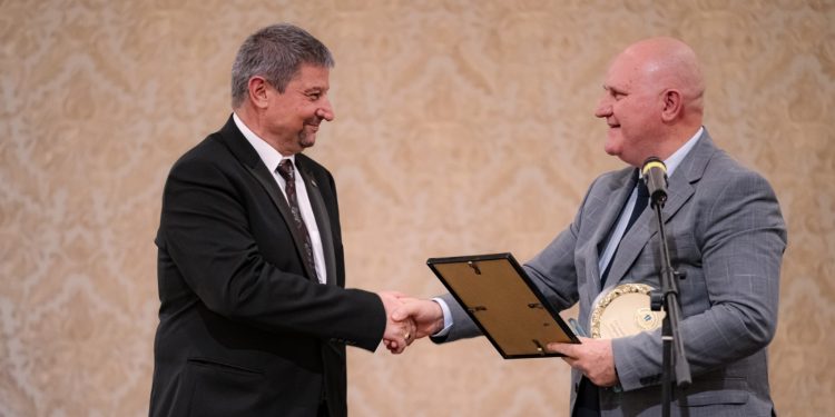 Министър Цоков отличи с почетна грамота Синдикат „Образование“ към КТ „Подкрепа“ по случай 35-годишината му