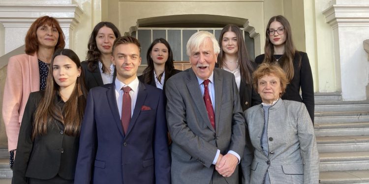 Български ученици са първенци на европейско състезание по право