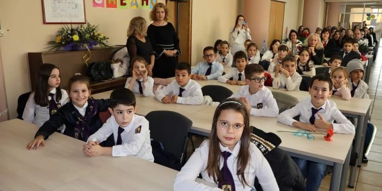 Четящи студенти, четящи деца