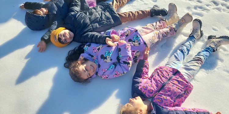 Деца в снега