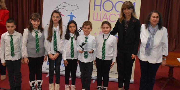 Доброволчеството носи щастие