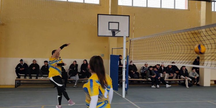 Ученици във физкултурен салон