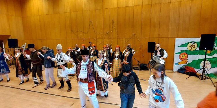 Смолянският фолклорен ансамбъл „Родопа“ провежда открити уроци по фолклор с възпитаниците на местните образователни институции