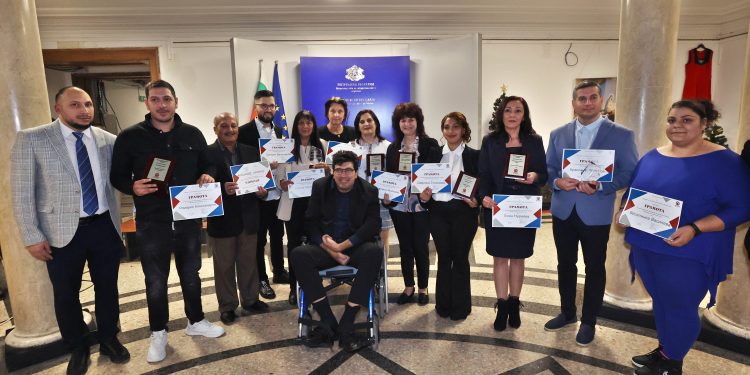 За четвърта поредна година Центърът за междуетнически диалог и толерантност „Амалипе“ раздаде наградите в конкурса „Медиатор на годината“. Церемонията за връчване на отличията на призьорите за 2024 г. се проведе в Министерството на образованието и науката