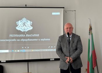 Служебният министър на образованието и науката проф. Галин Цоков разговаря по темата за наркотиците с гимназисти от Езиковата гимназия "Пловдив". Събитието се проведе по инициатива на Ученическия парламент на училището, чиито възпитаници изразиха желание да се включат в кампанията на МОН "Просто кажи "НЕ"