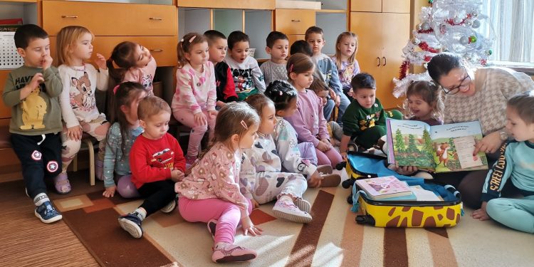 Децата от ДГ №14 „Дружба“ с нетърпение очакват да видят какви съкровища са скрити във вълшебното куфарче от „Пътуващата библиотека“