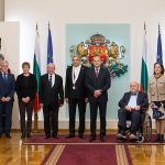 Президентът Румен Радев удостои с висши държавни отличия петима изявени български учени, преподаватели и общественици на церемония в Гербовата зала на „Дондуков“ 2