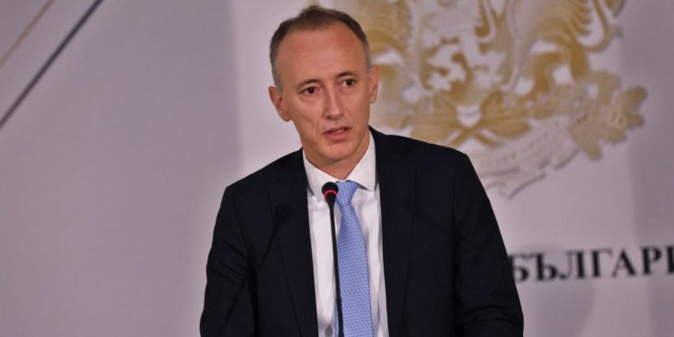 Ще инициирам промяна в Закона за предучилищното и училищното образование, която да ограничи възможността кметовете на общини да обявяват еднолично неучебни дни, написа министърът на образованието и науката Красимир Вълчев