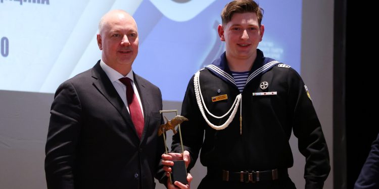 Курсант-старшина I степен Тодор Тачев от Висшето военноморско училище "Н. Й. Вапцаров" е носител на тазгодишната награда "Студент на годината