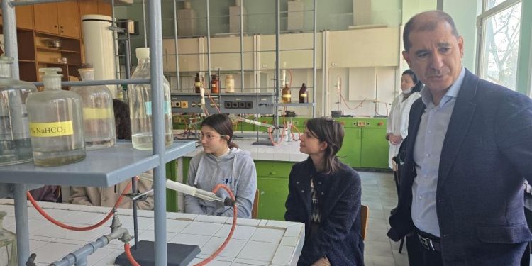 Ученици влизат в лабораториите на Бургаския държавен университет