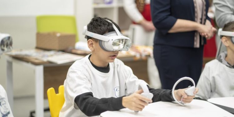 Ученици ще програмират изкуствен интелект в нов STEM център в Мездра