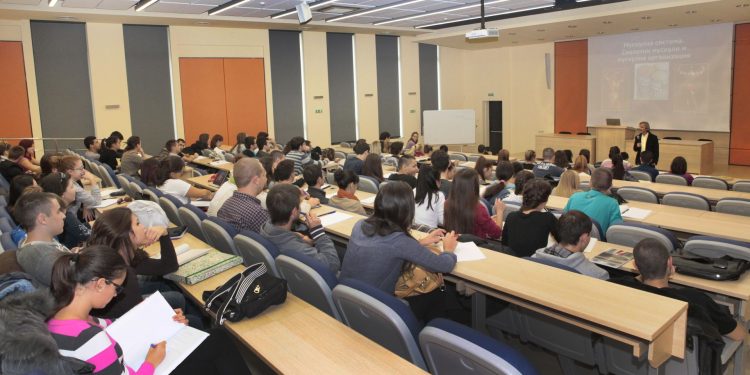 Държавните висши училища ще получават повече средства за обучението на всеки студент чрез увеличение на диференцираните нормативи за издръжка по професионални направления