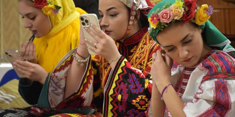 Фолклорни ритми край морето