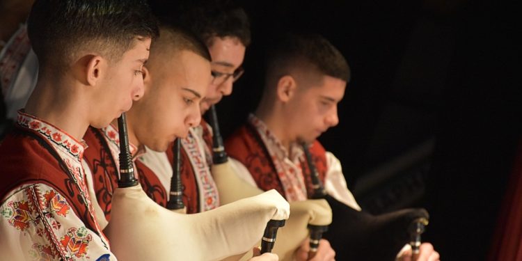 Фолклорни ритми край морето