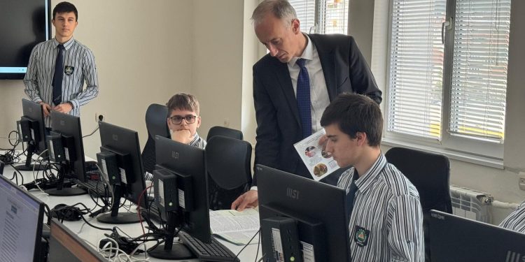Министър Красимир Вълчев: Започнахме с 200 STEM кабинета през 2018 г., днес изграждаме над 2200 във всяко училище