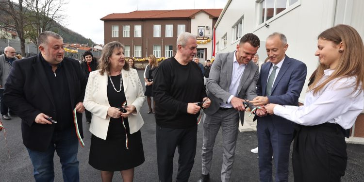 Министър Красимир Вълчев откри Център за високи постижения в ПГ „Велизар Пеев“ в Своге