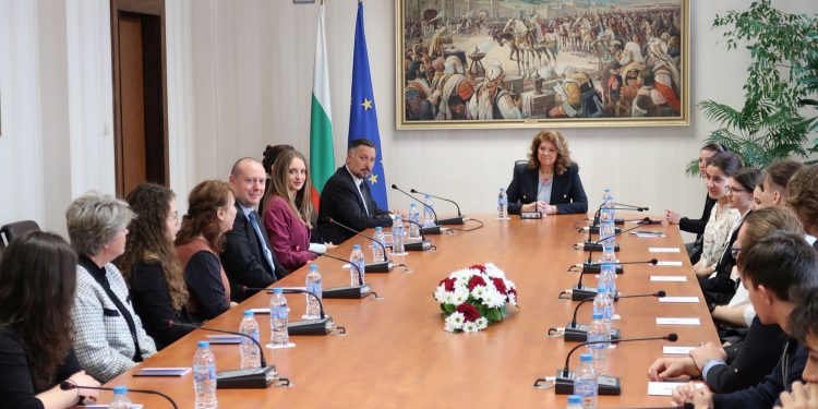 Вицепрезидентът Илияна Йотова обсъди с ученици съдържанието и значението на Конституцията на България