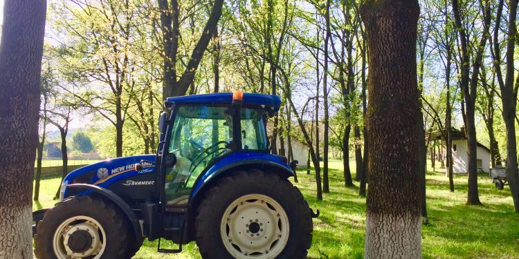 От чина зад волана на трактора