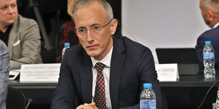 Българското образование е светско и ще остане такова, но същевременно трябва да дадем на децата си знания и умения, благодарение на които да опознаят собственото си минало идентичност и да развият критериите за добро и зло, заяви министърът на образованието и науката Красимир Вълчев на дискусия, посветена на изучаването на добродетели и религии в българските училища