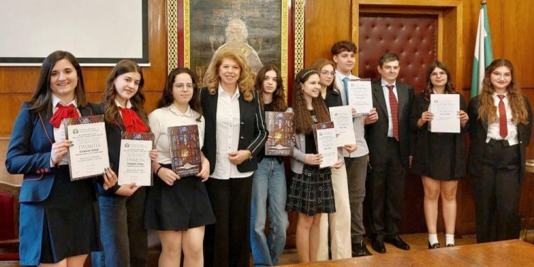 Наградиха участници в ученическия конкурс „Моите родови корени от Македония и Одринска Тракия“