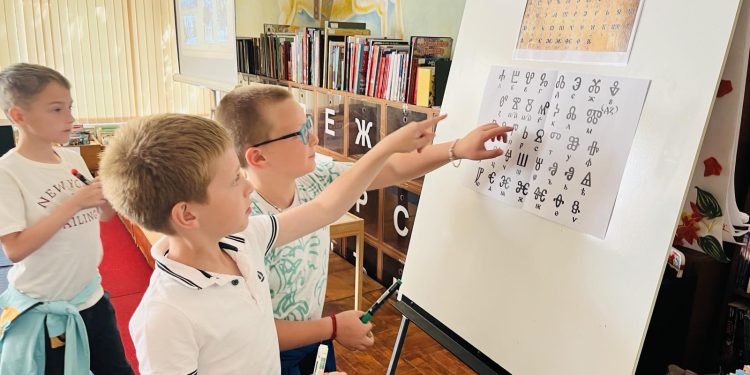 Снимка на броя: За глаголицата с обич