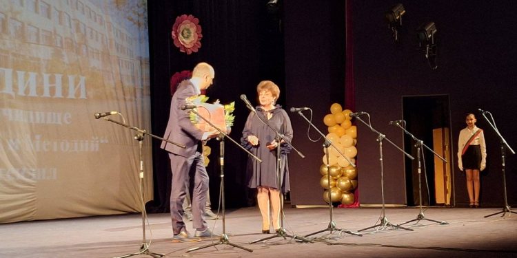 Първото училище в Кюстендил празнува с приятели